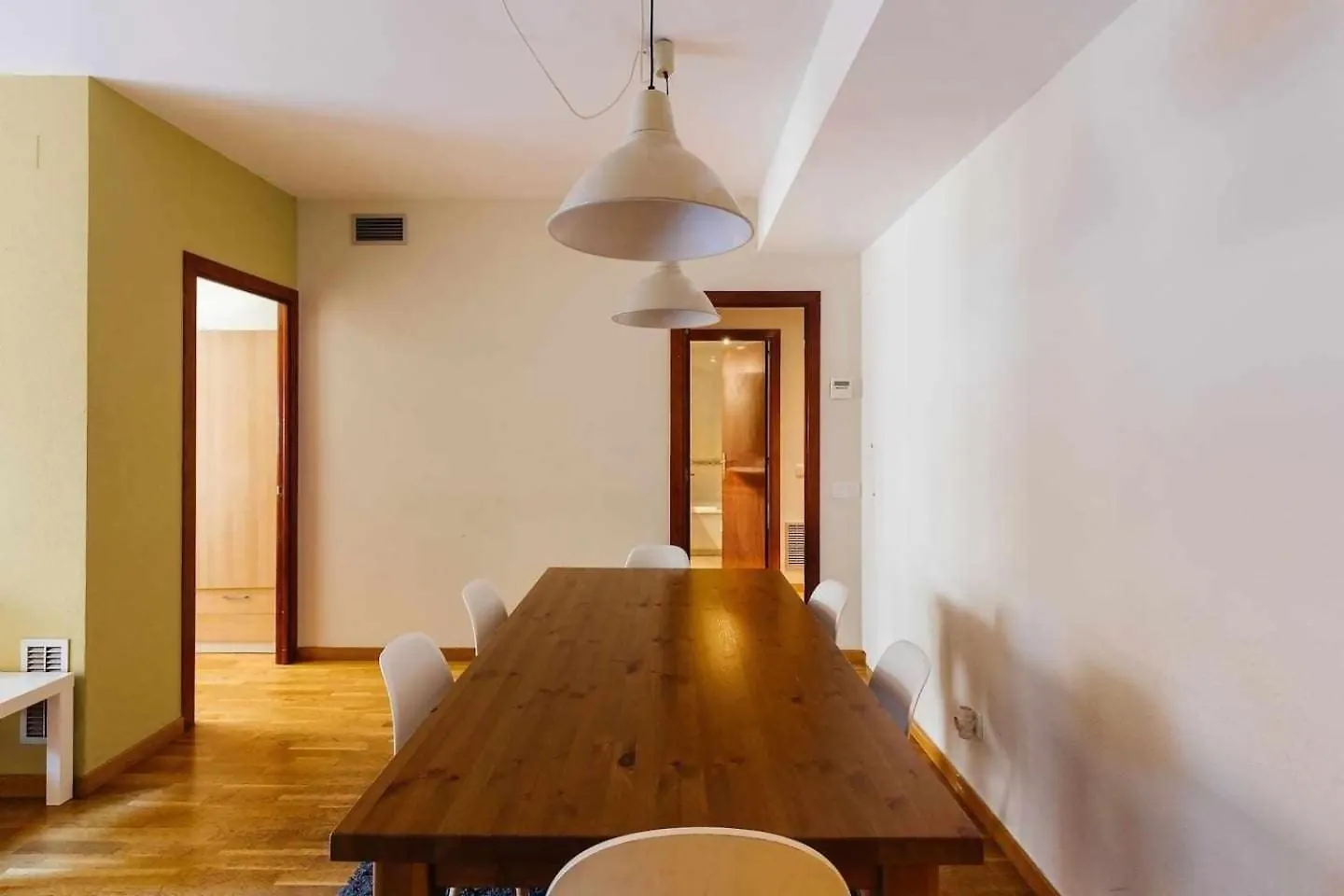 Comfortable 4 Rooms 2Bath W Balcony Barcelona Apartment