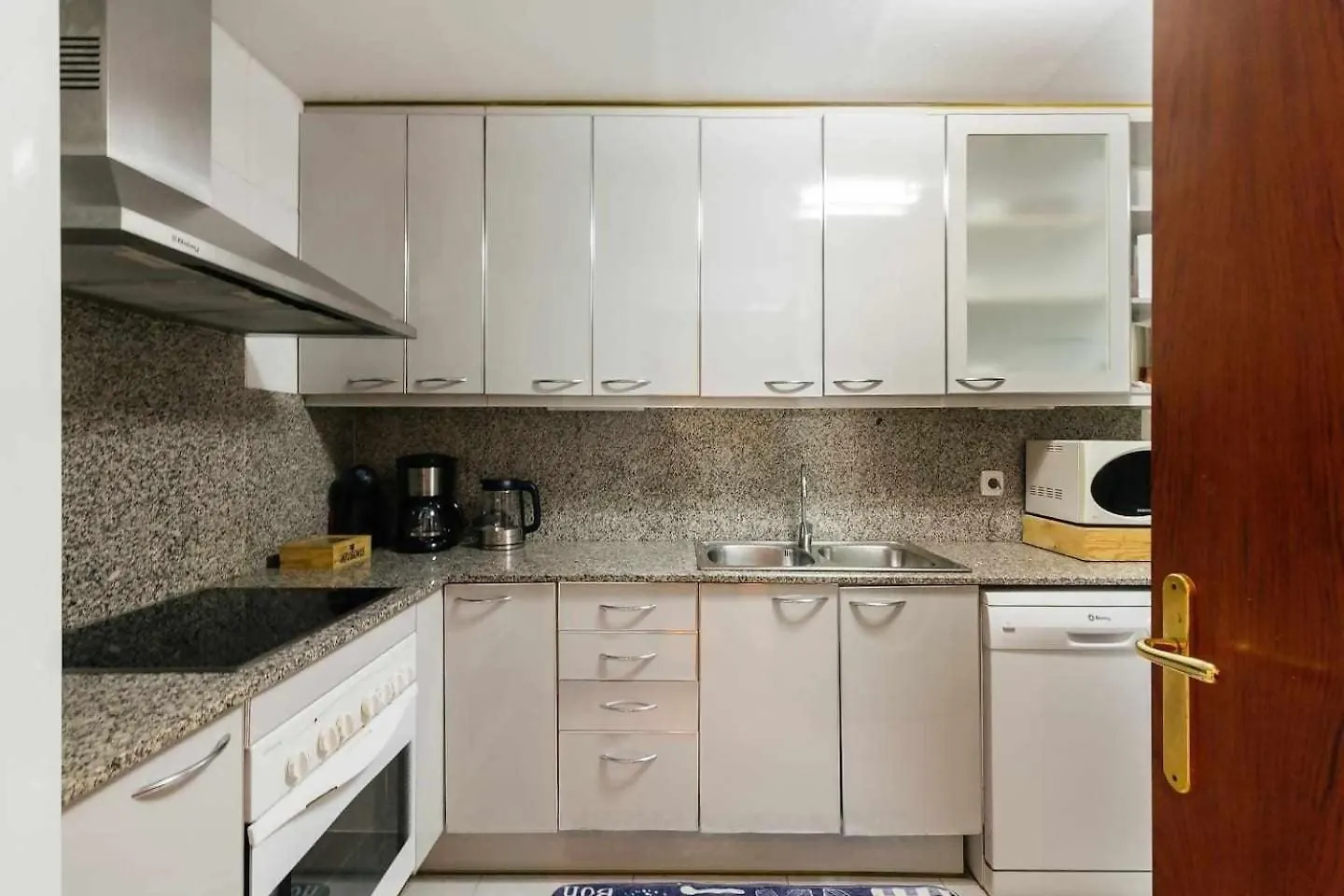 Comfortable 4 Rooms 2Bath W Balcony Barcelona