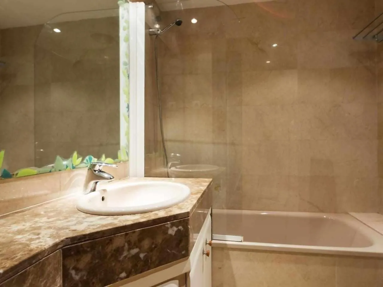 Comfortable 4 Rooms 2Bath W Balcony Barcelona Spain