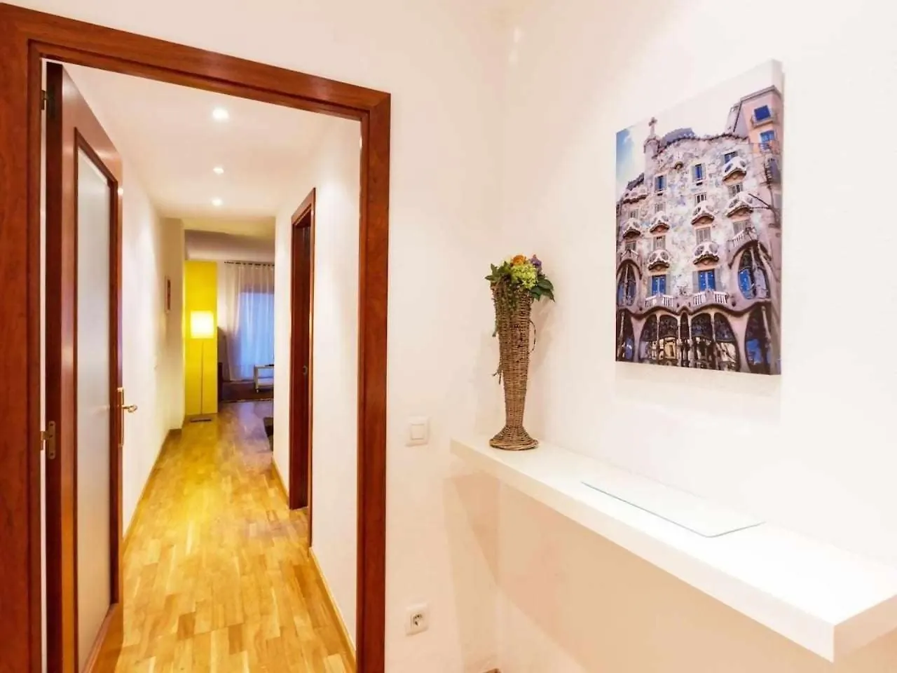 Comfortable 4 Rooms 2Bath W Balcony Barcelona