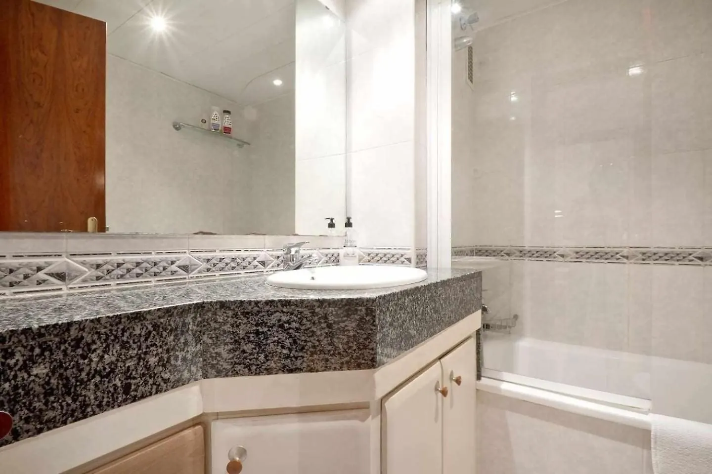 Comfortable 4 Rooms 2Bath W Balcony Barcelona Apartment
