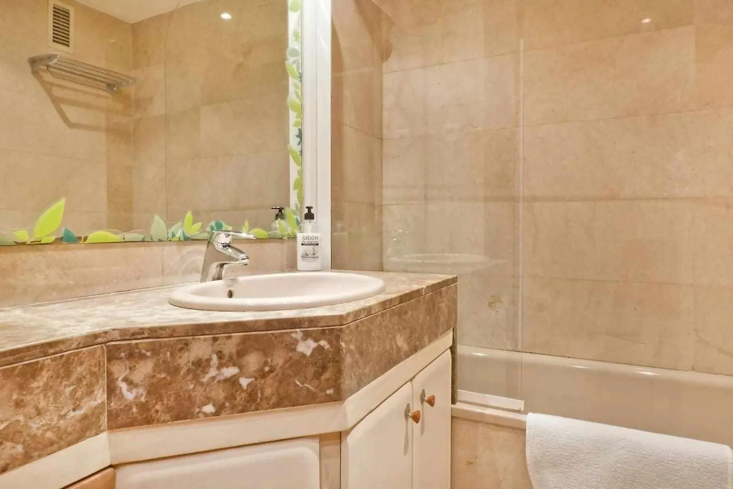 Apartment Comfortable 4 Rooms 2Bath W Balcony Barcelona