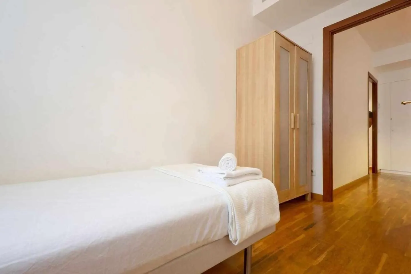 Comfortable 4 Rooms 2Bath W Balcony Barcelona Apartment