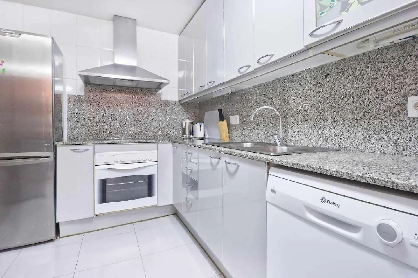 Comfortable 4 Rooms 2Bath W Balcony Barcelona Spain