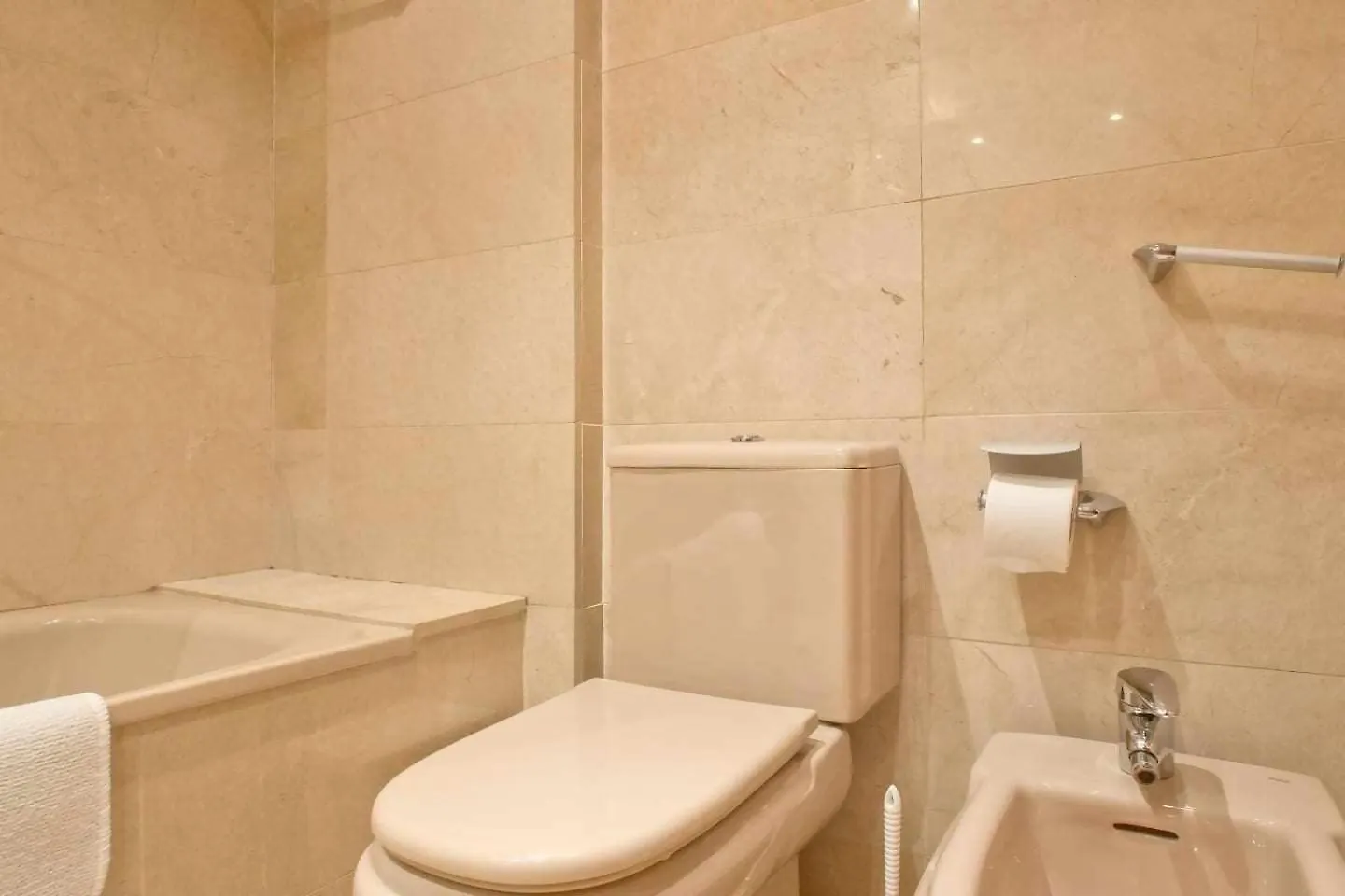 Comfortable 4 Rooms 2Bath W Balcony Barcelona Apartmán